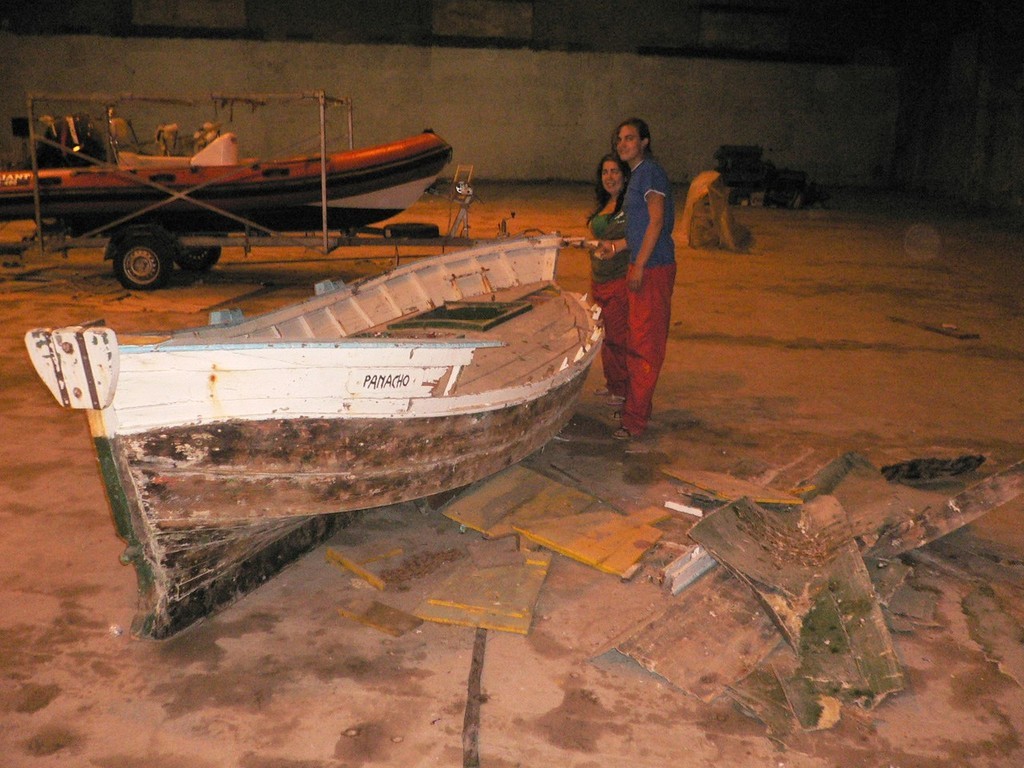 Veronica and Marina removing the rotten timbers before they start repairing - Un Mar Sin Barreras, 